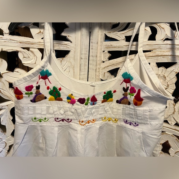 Beautiful embroidered El Salvador dress - Picture 8 of 8